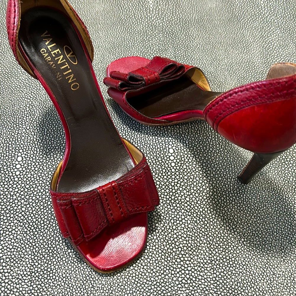 Valentino Garavani Red Leather heels 👠 GORGEOUS